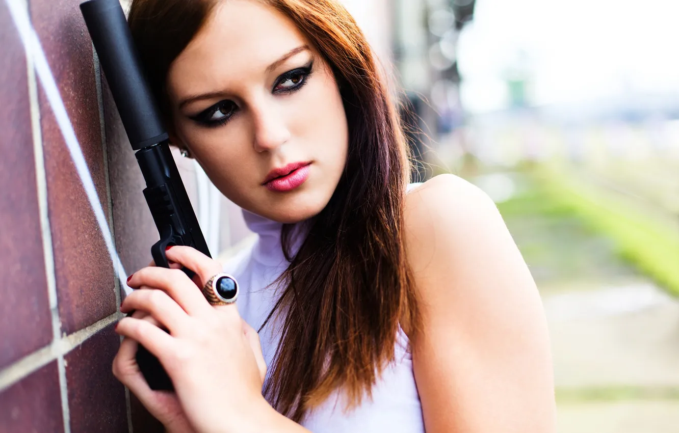 Фото обои девушка, пистолет, оружие, стена, глушитель