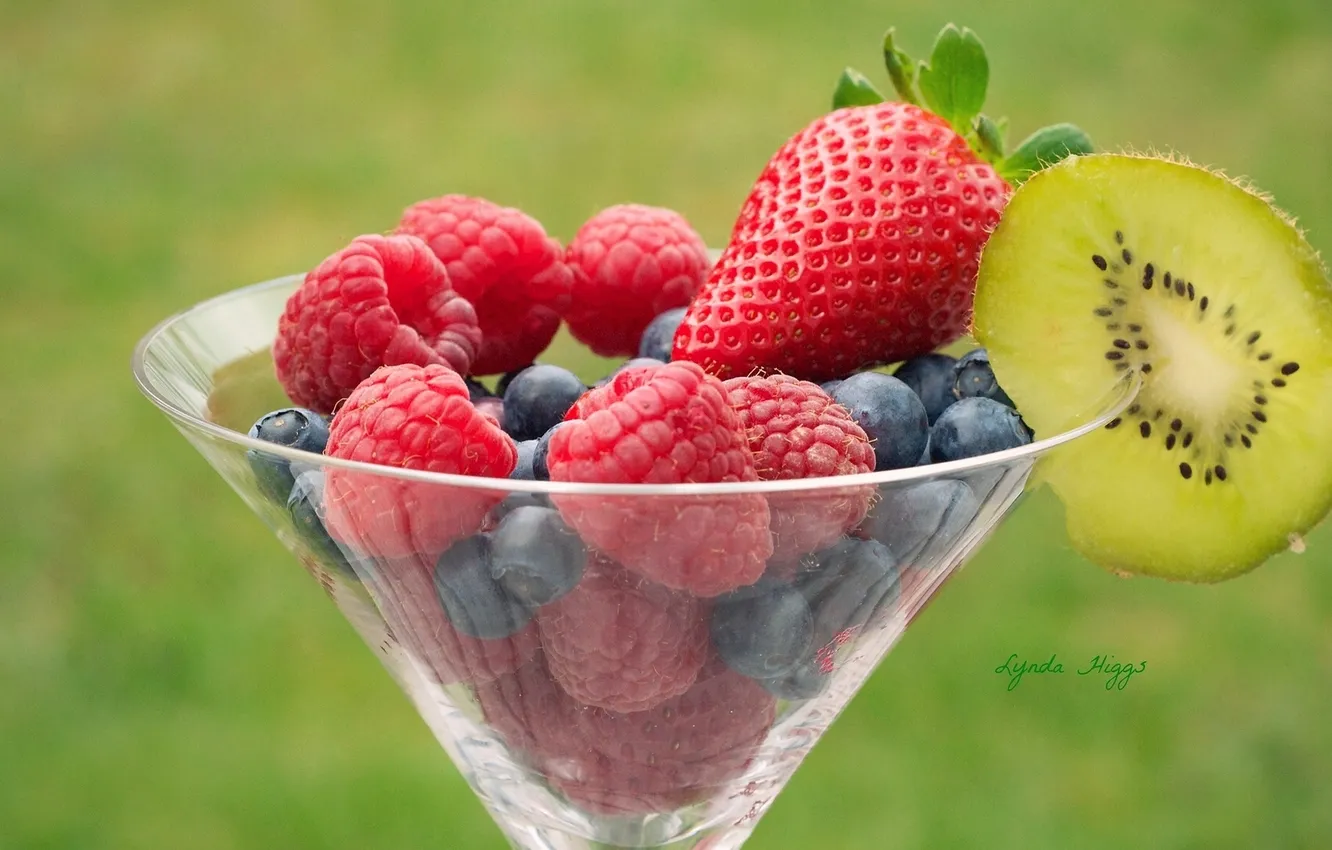 Фото обои ягоды, малина, бокал, киви, клубника, голубика