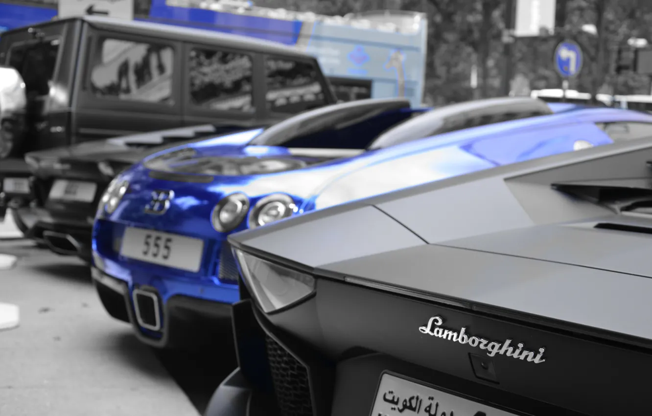 Фото обои синий, черный, Lamborghini, Bugatti, джип, парковка, Mercedes, Veyron