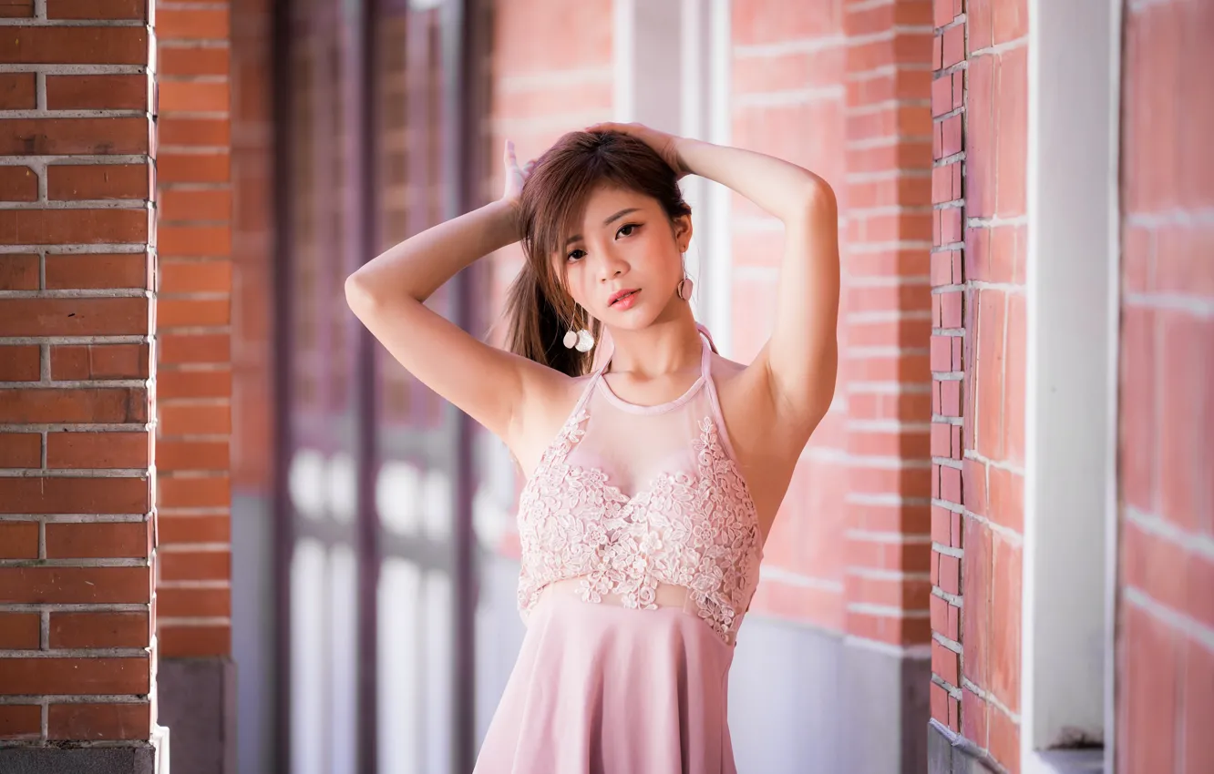 Фото обои взгляд, поза, look, pose, милая девушка, cute girl, brick wall, bare shoulders