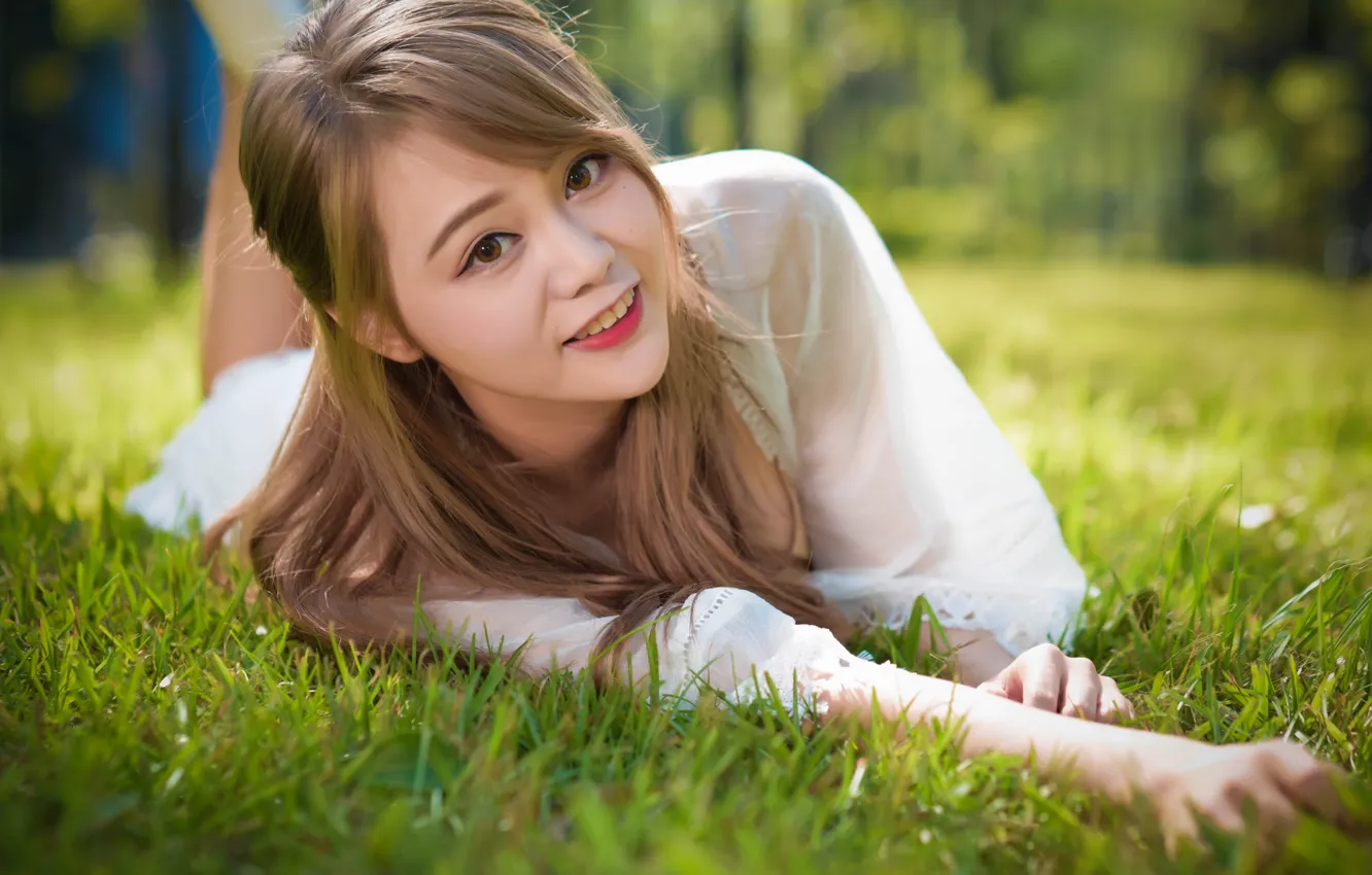 Фото обои трава, девушка, улыбка, красивая, смотрит