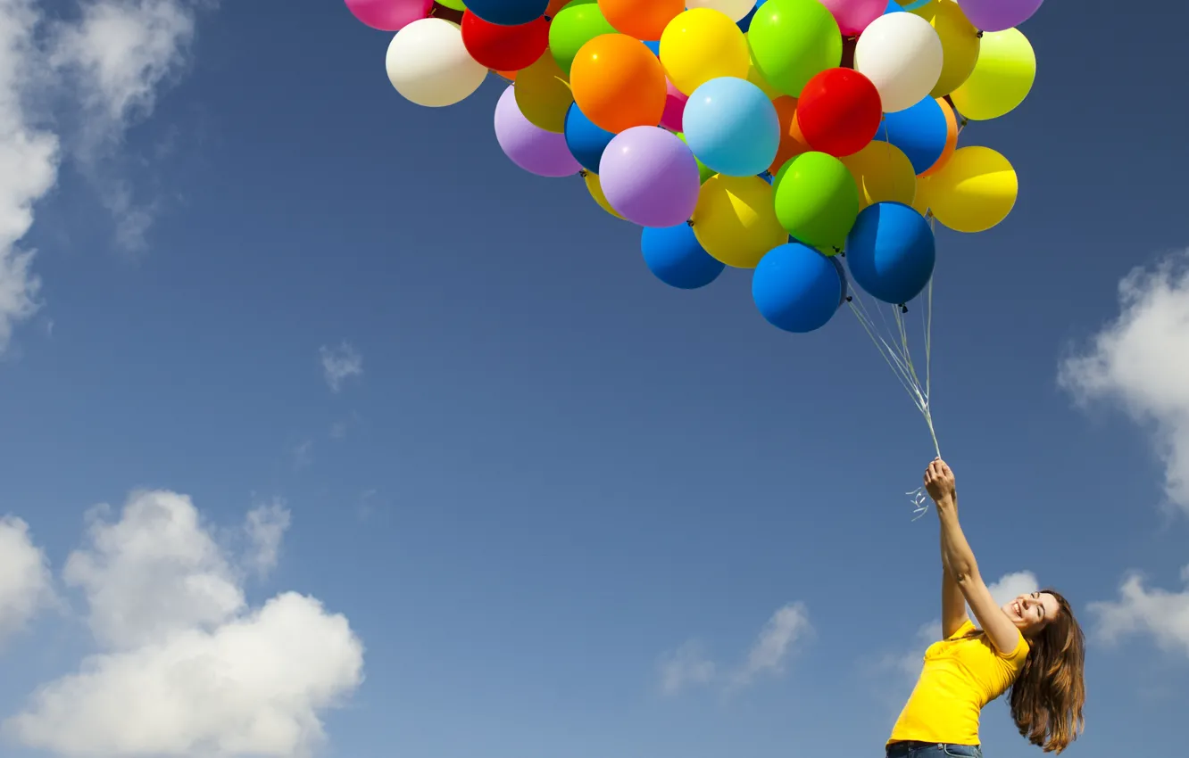 Фото обои небо, девушка, облака, радость, воздушные шары, позитив