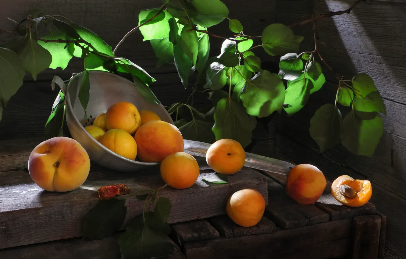 Фото обои листья, ветки, доски, плоды, фрукты, персики, абрикосы, дуршлаг