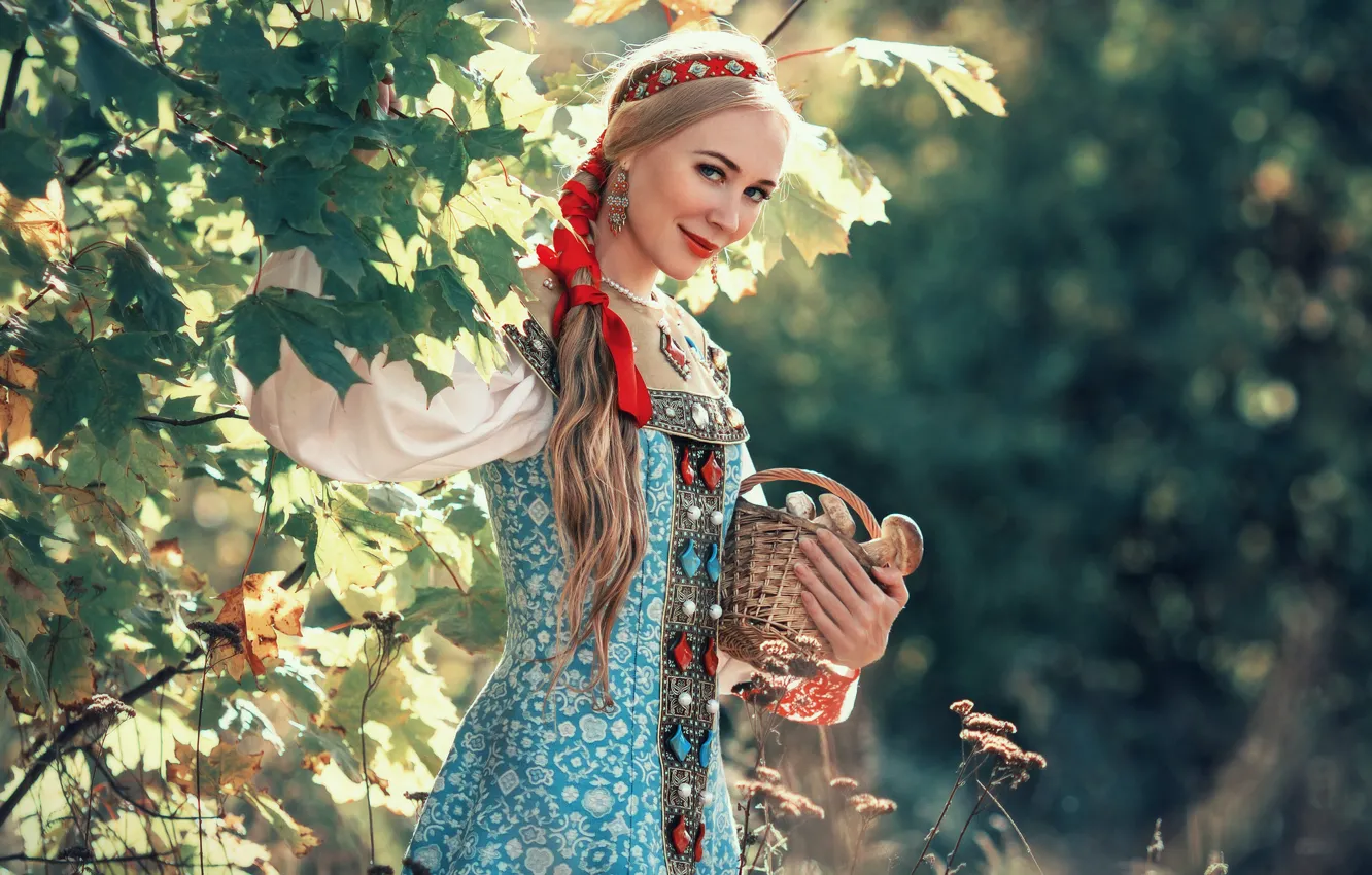 Фото обои лес, девушка, украшения, листва, грибы, блондинка, лента, наряд