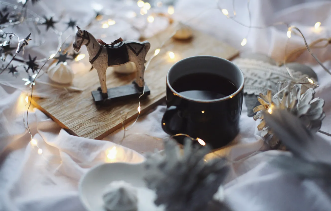 Фото обои зима, стол, конь, праздник, игрушка, кофе, Рождество, кружка