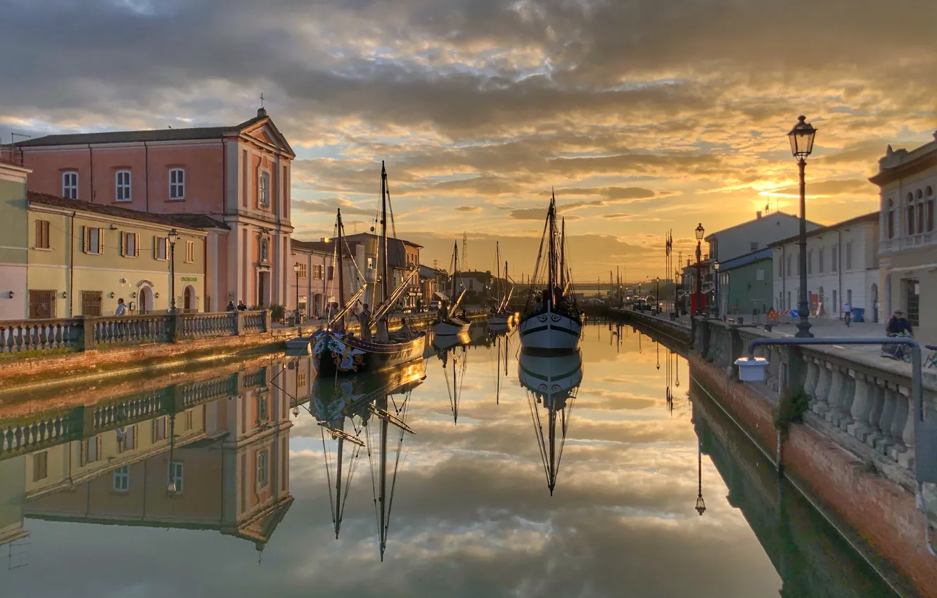 Фото обои город, дома, лодки, утро, канал, Португалия, Александр Шандов