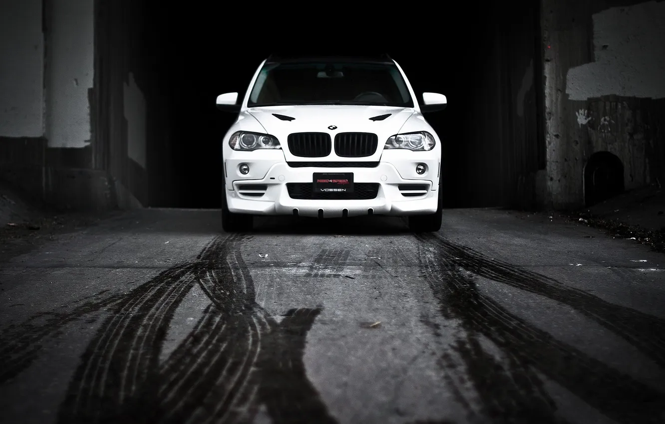 Фото обои белый, бмв, BMW, white, передняя часть, кроссовер, следы от шин