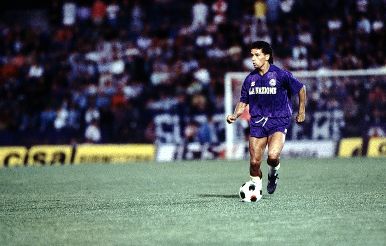 Фото обои поле, трава, мяч, фиолетовые, мышцы, Roberto Baggio, Fiorentina