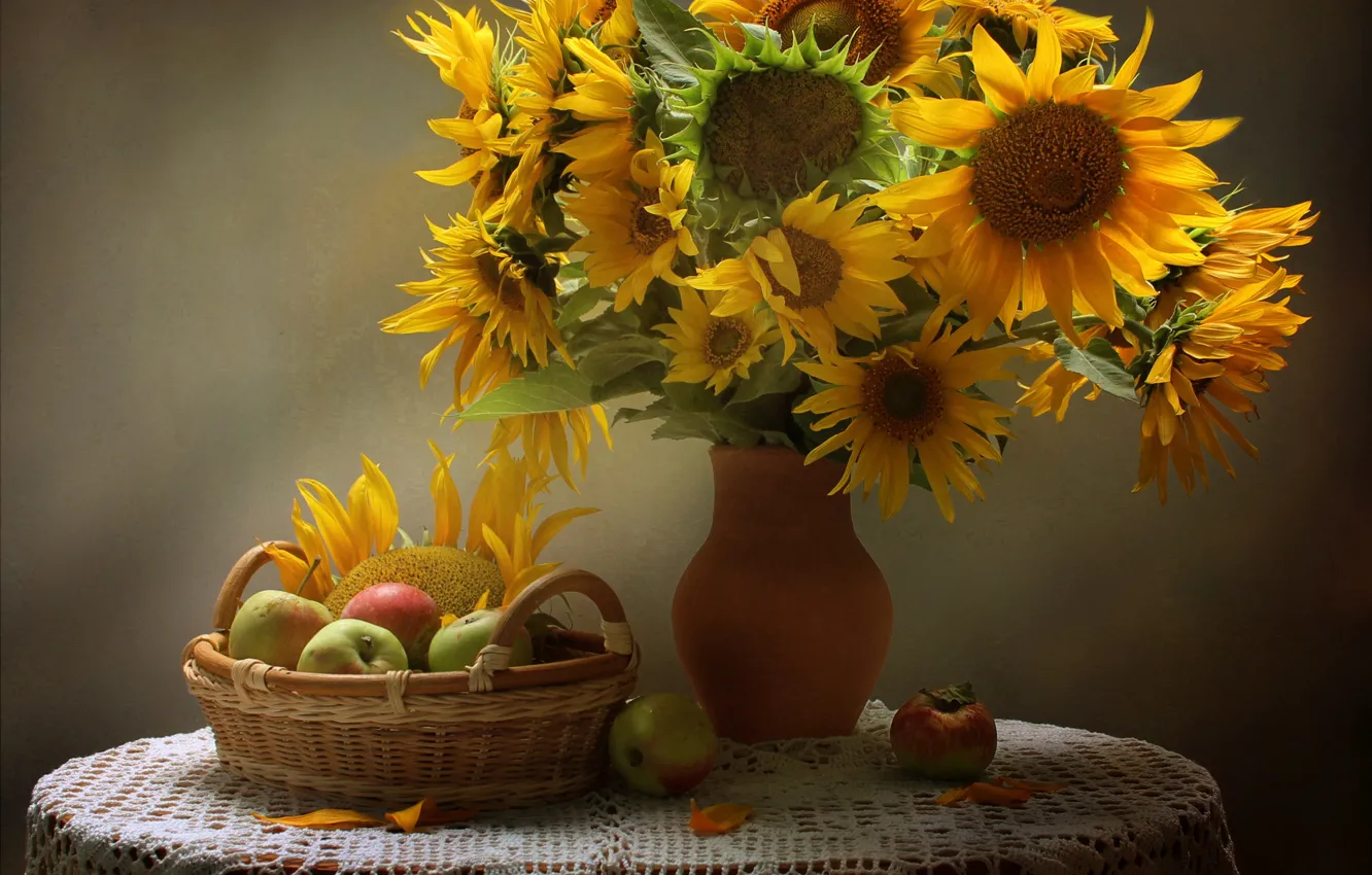 Фото обои подсолнухи, стол, корзина, яблоки, ваза, натюрморт, жёлтые, скатерть