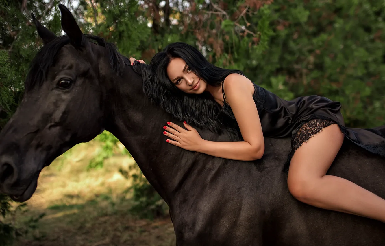 Фото обои взгляд, девушка, поза, улыбка, конь, брюнетка, вороной, Николай Кашуба