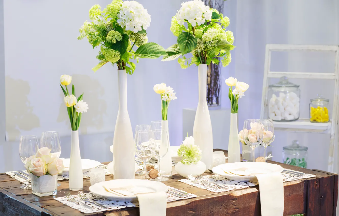 Фото обои цветы, белое, бокалы, тюльпаны, вазы, сервировка