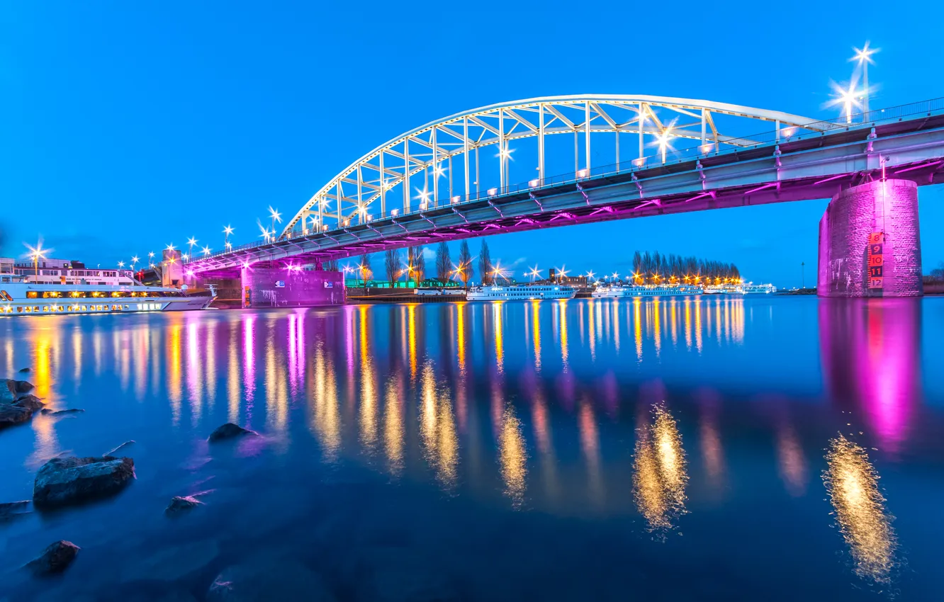 Фото обои мост, огни, река, берег, вечер, фонари, Нидерланды, теплоходы