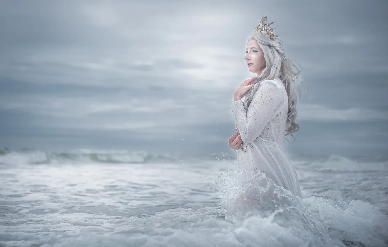 Фото обои море, волны, небо, взгляд, девушка, облака, поза, стиль