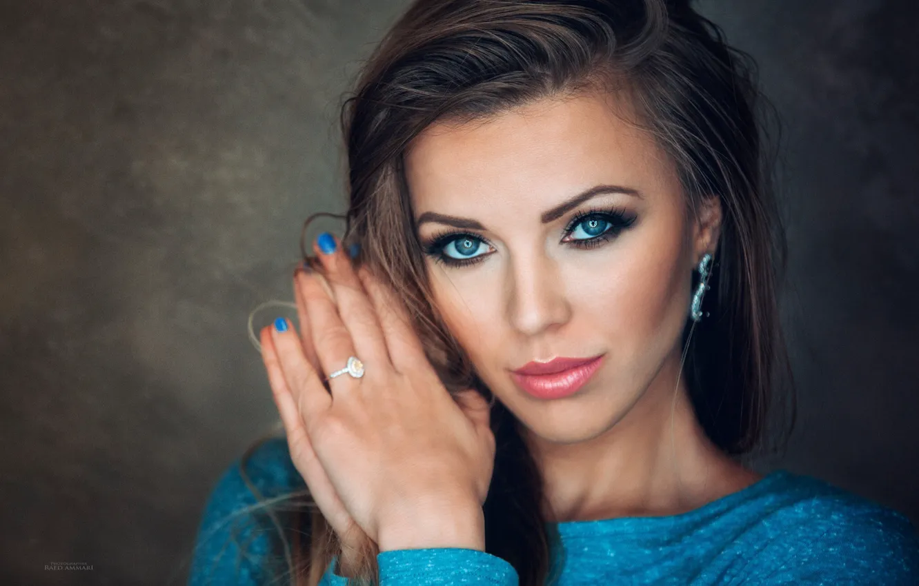 Фото обои взгляд, лицо, поза, фон, модель, портрет, руки, макияж