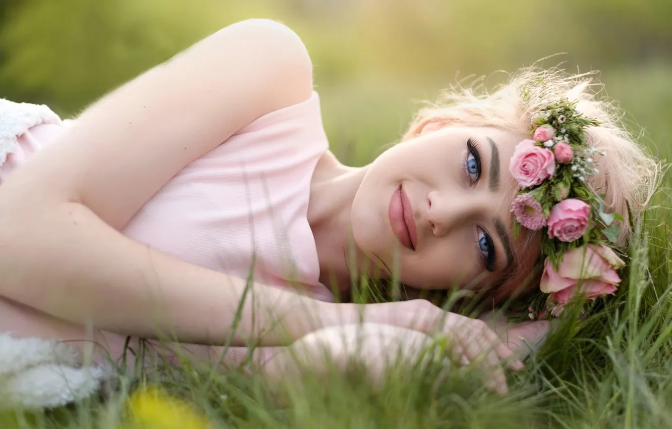 Фото обои лето, трава, девушка, цветы, природа, улыбка, платье, блондинка