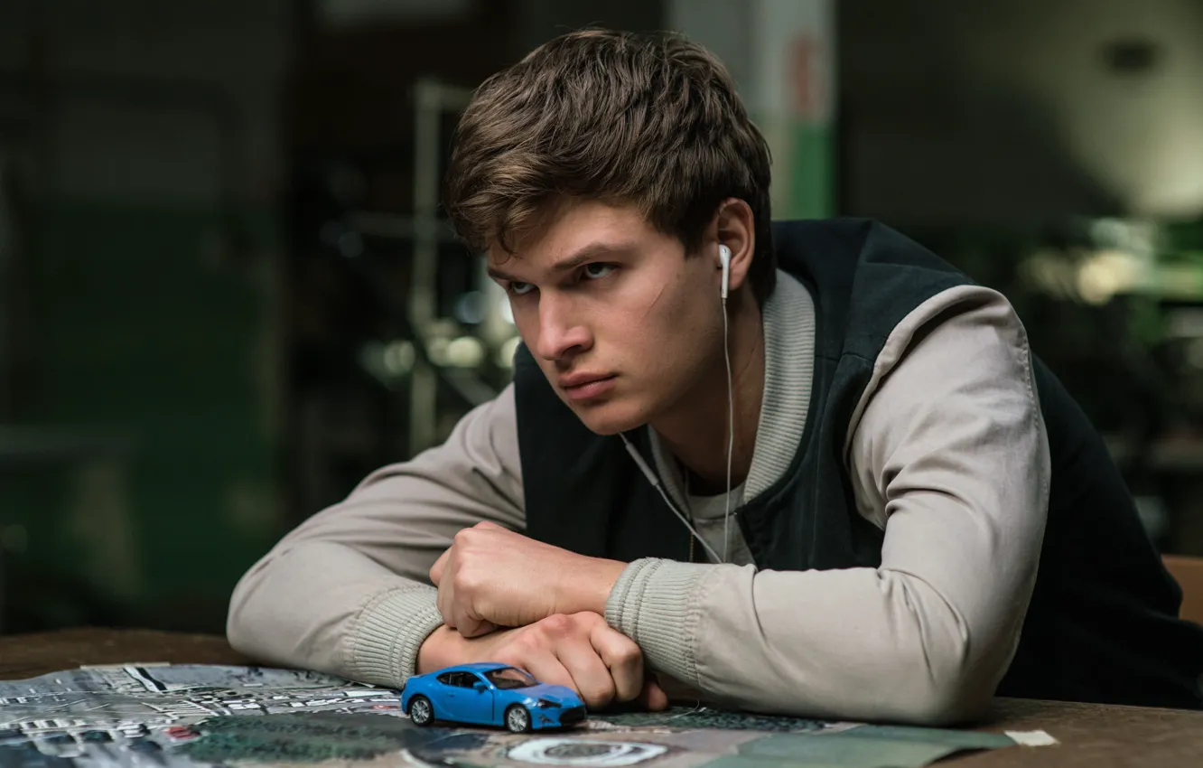 Фото обои взгляд, наушники, парень, Ansel Elgort, Энсел Элгорт, Baby Driver, Малыш на драйве