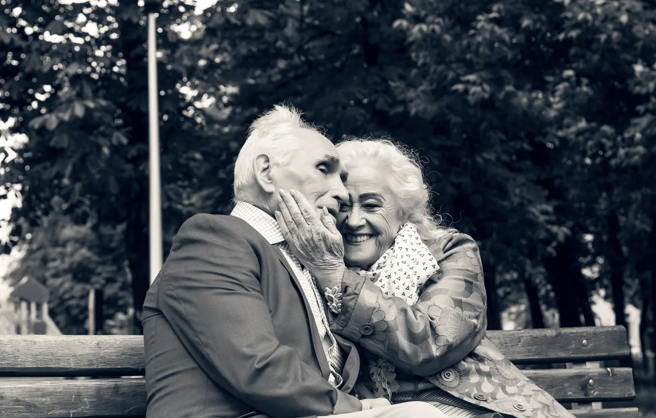 Фото обои love, hug, black and white, grandparents