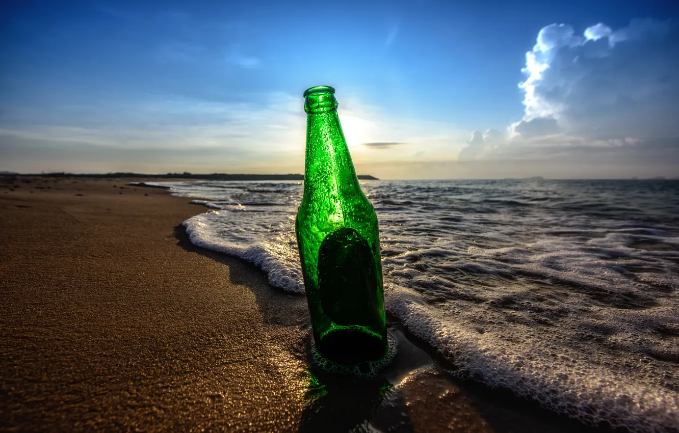 Фото обои пляж, небо, облака, бутылка, пиво, тени, восход солнца