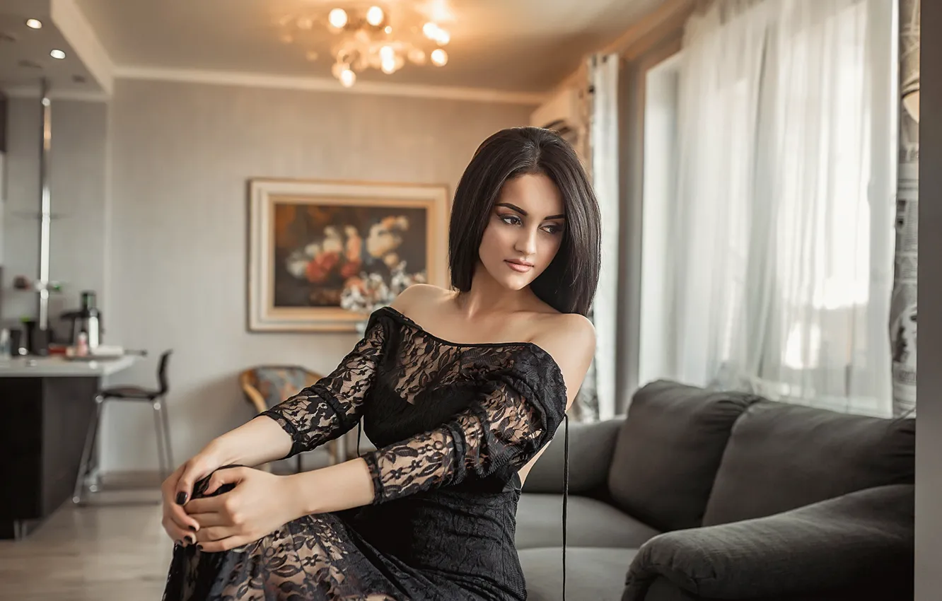 Фото обои девушка, поза, комната, платье, красивая, плечи