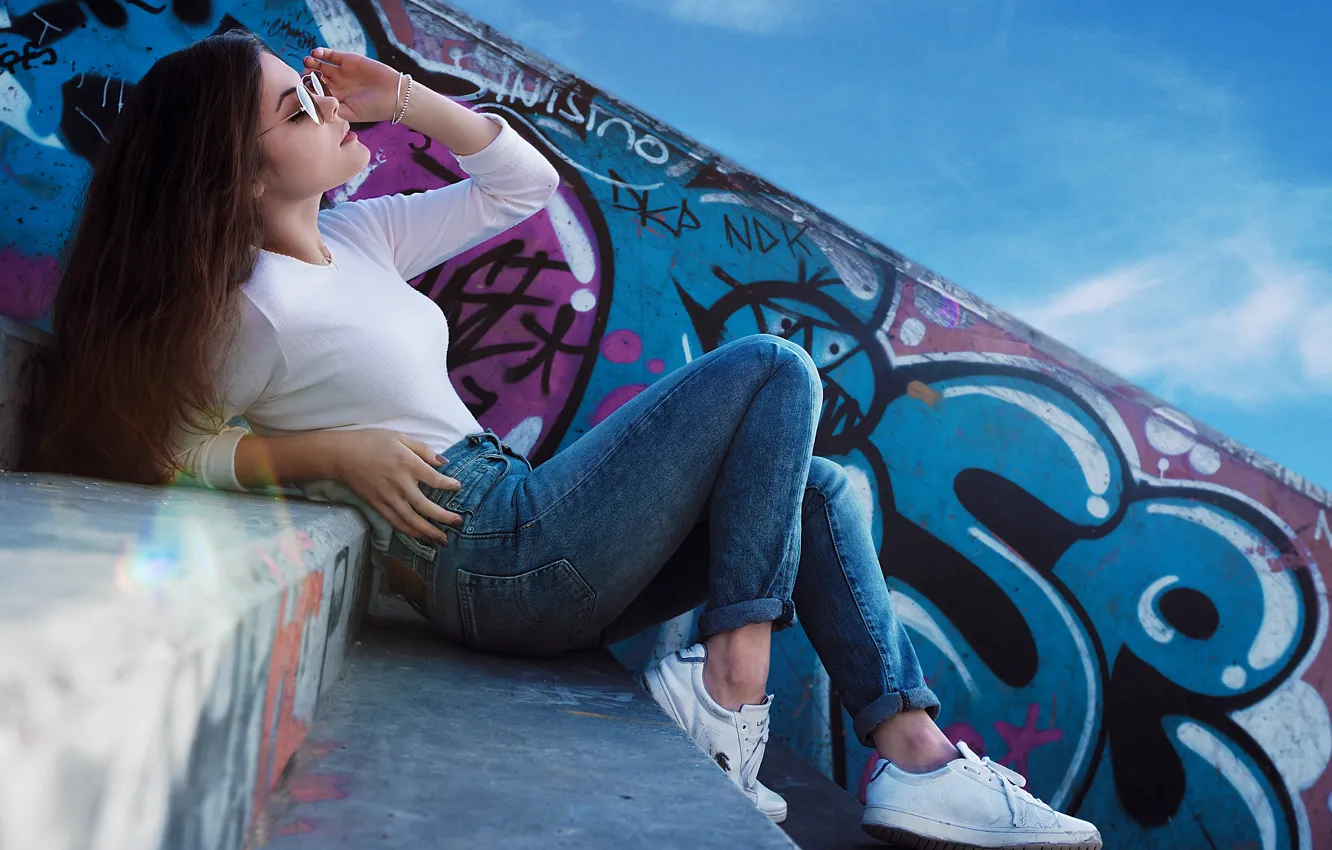 Фото обои девушка, поза, граффити, волосы, джинсы, очки, ступени, Laura