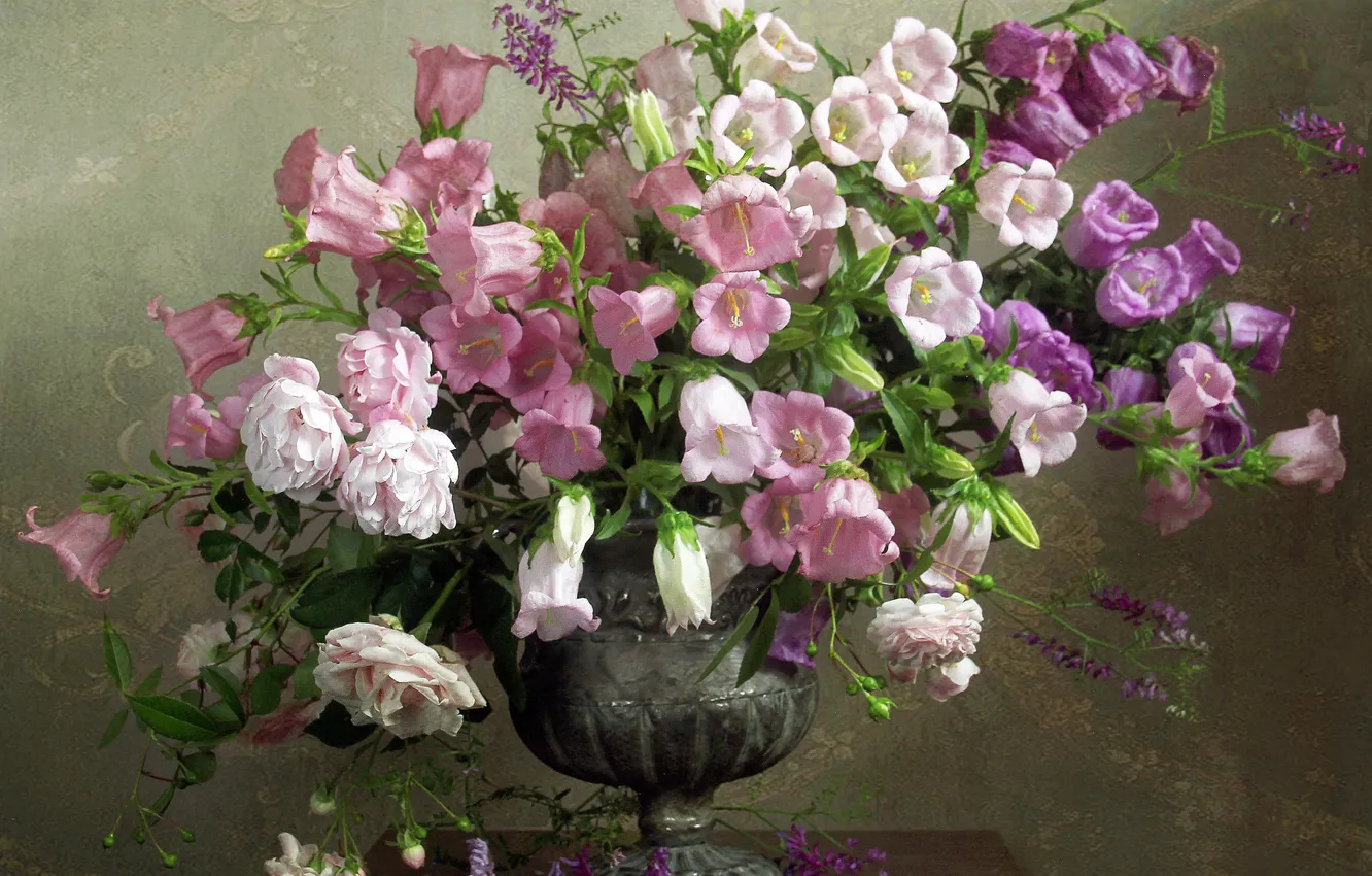 Фото обои цветы, розы, букет, ваза, колокольчики, столик, Марина Филатова
