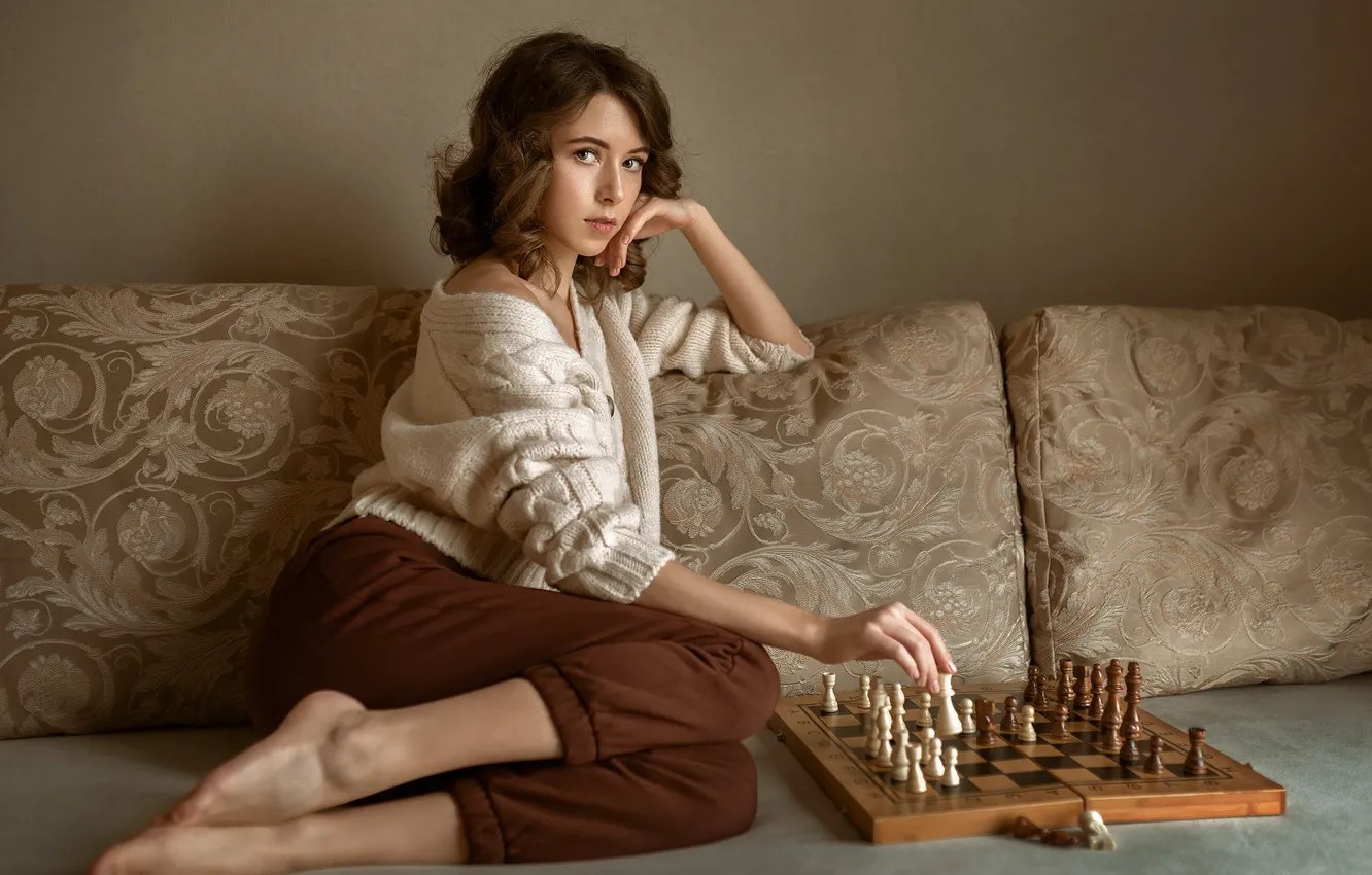 Фото обои взгляд, девушка, поза, настроение, шахматы, Альберт Лесной, Виктория Макаренко