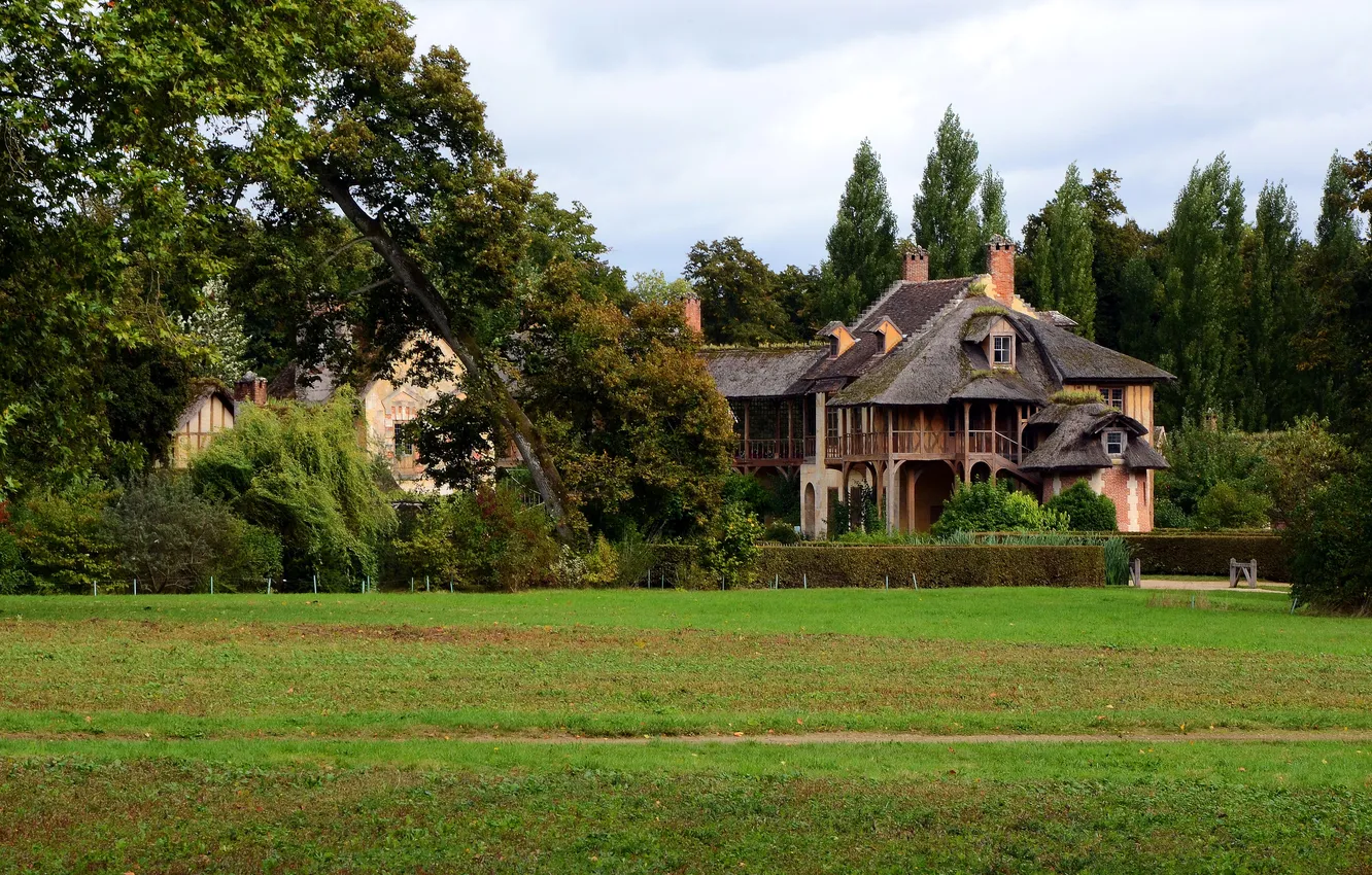Фото обои поле, деревья, Франция, дома, кусты, Le Domaine de Marie Antoinette