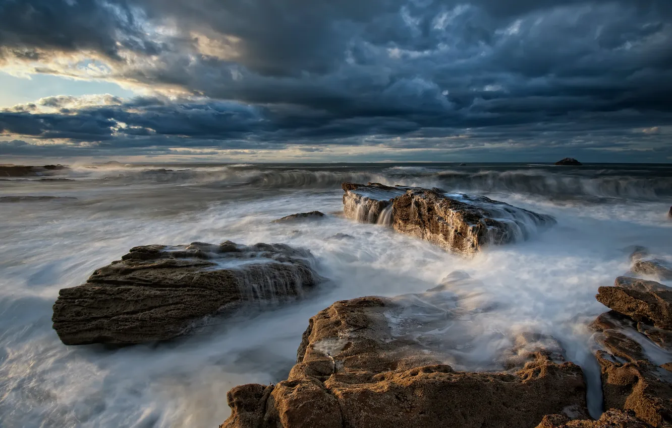 Фото обои море, волны, небо, тучи, камни, скалы