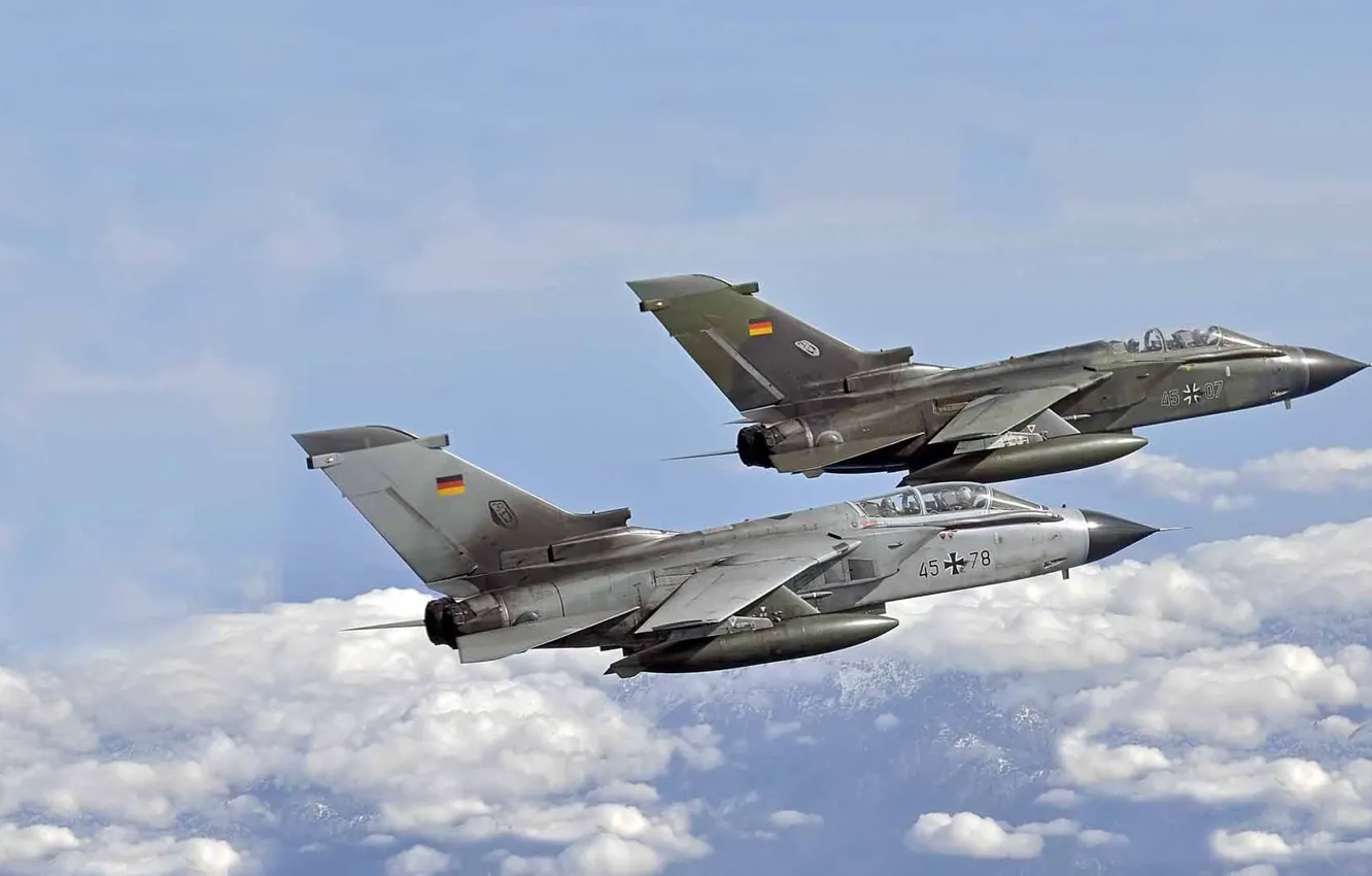 Фото обои горы, пара, полёт, Panavia Tornado, боевой реактивный самолёт с крылом изменяемой стреловидности, ввс германии