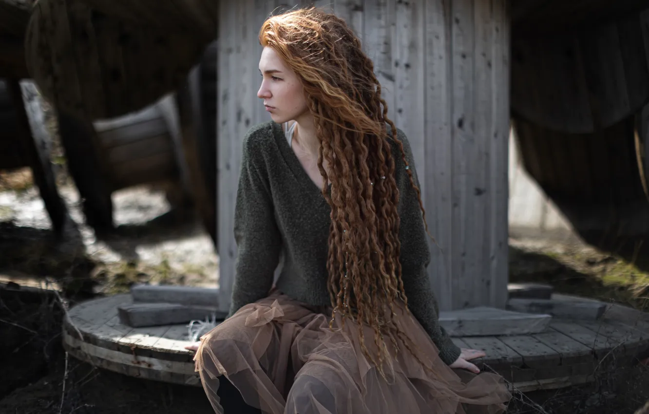 Фото обои девушка, поза, дреды, длинные волосы, свитер, Андрей Фролов, Софи Лаэн