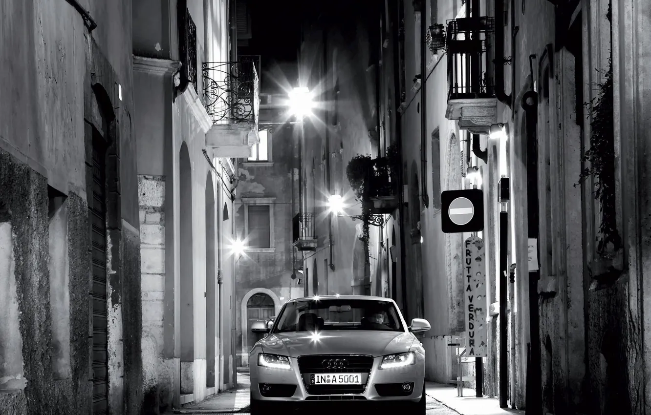 Фото обои ночь, Audi, улица, черно-белая, фонари