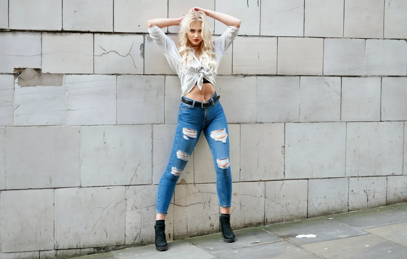 Фото обои стиль, стена, модель, джинсы, блондинка