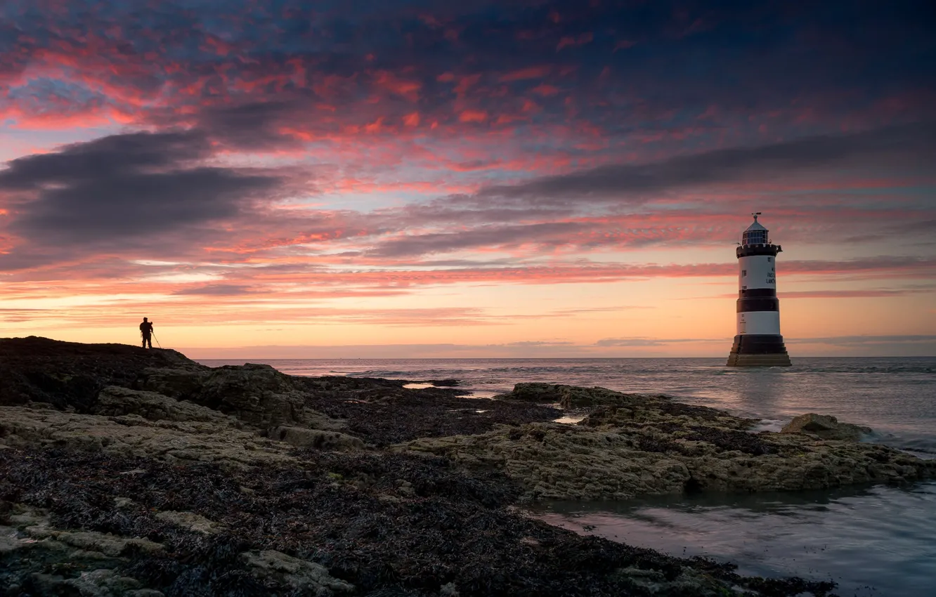 Фото обои море, закат, человек, маяк, Wales, United Kingdom, Penmon