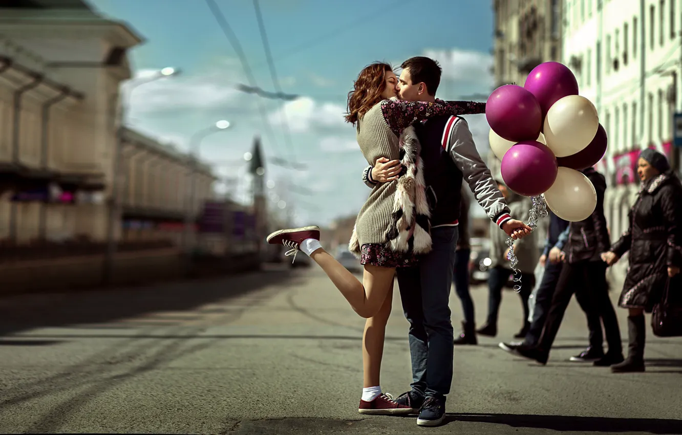 Фото обои девушка, шарики, радость, улица, встреча, поцелуй, парень, влюблённые