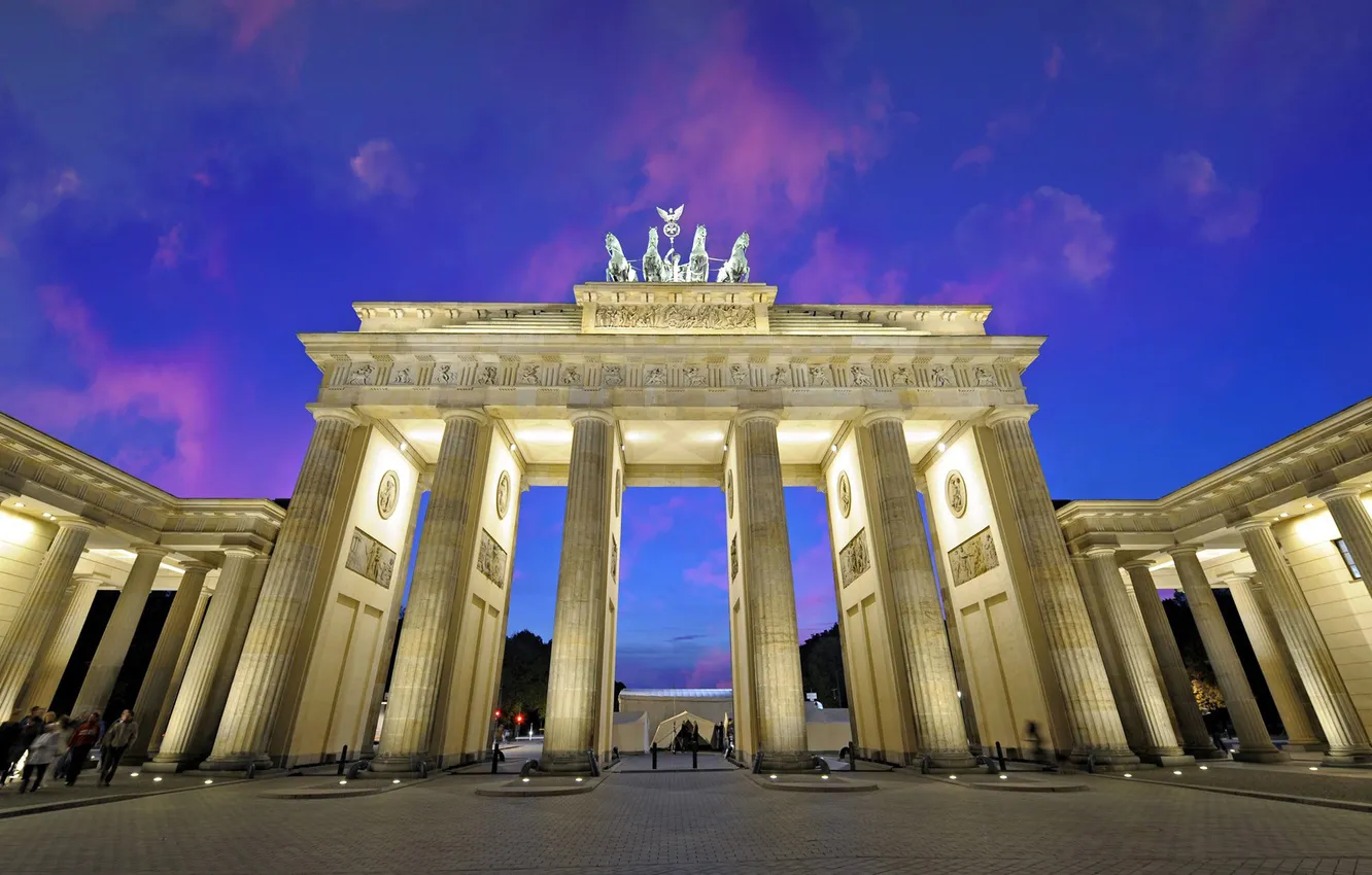 Фото обои огни, люди, вечер, арка, колонны, Берлин, бранденбургские ворота, конная группа