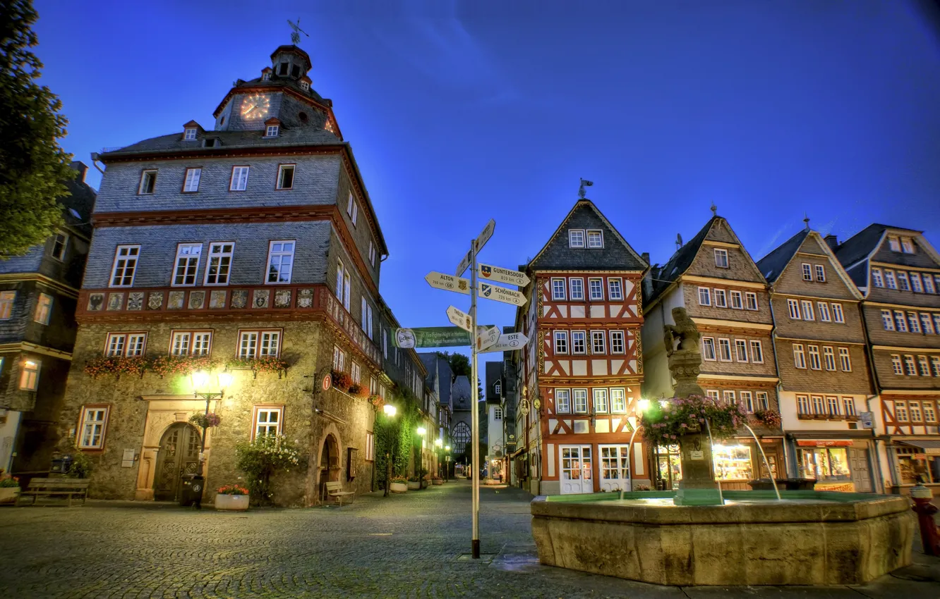 Фото обои ночь, дома, фонари, указатель, фонтан, Germany, Herborn, Market