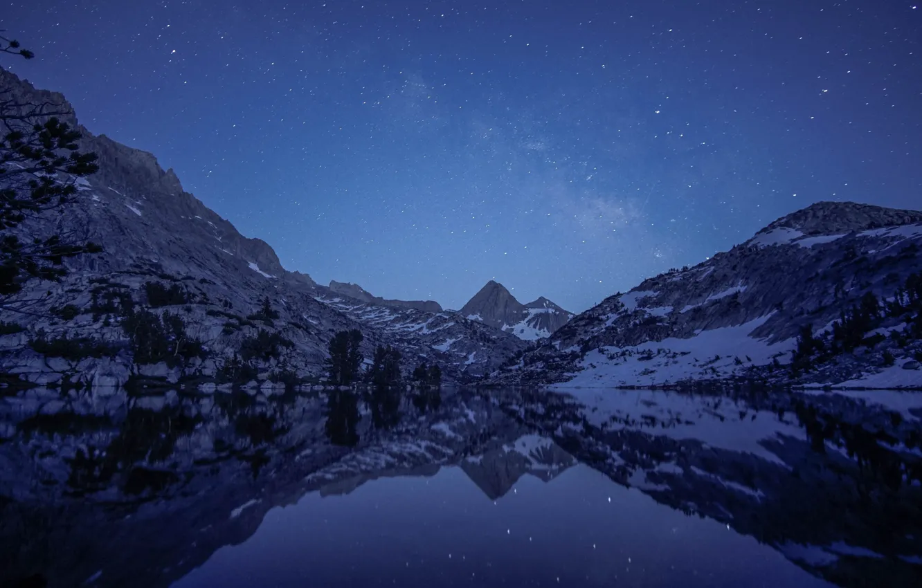 Фото обои небо, звезды, снег, деревья, горы, ночь, природа, озеро