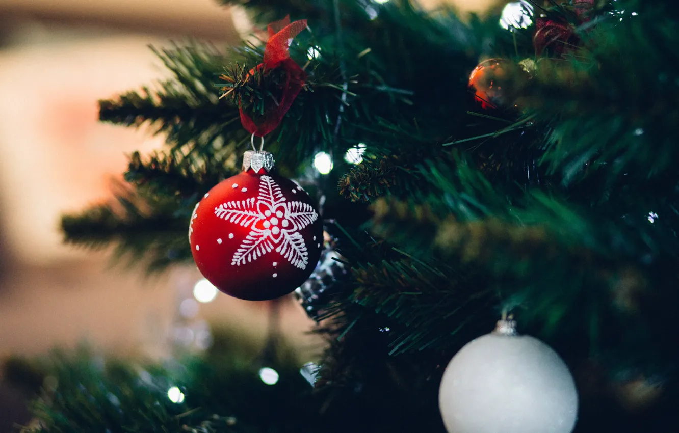 Фото обои зима, шарики, праздник, Рождество, Новый год, ёлка, новогодние украшения, новогодние декорации