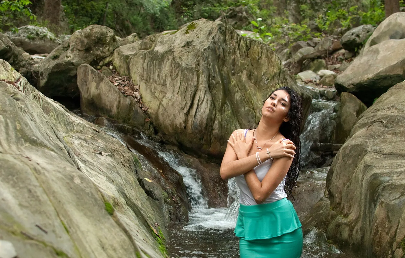 Фото обои девушка, поза, река, камни, Ilse Acosta