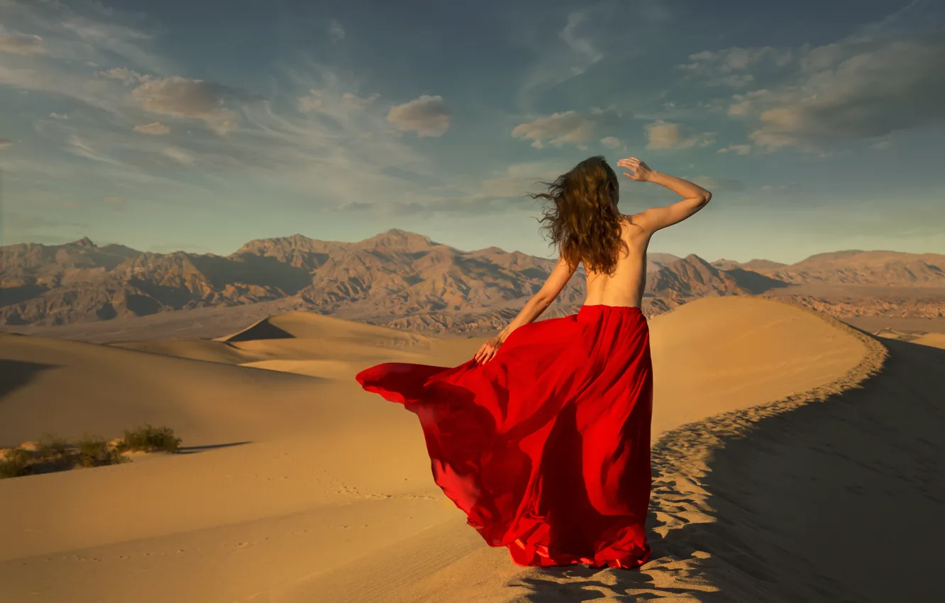 Фото обои песок, девушка, пустыня, юбка, ситуация