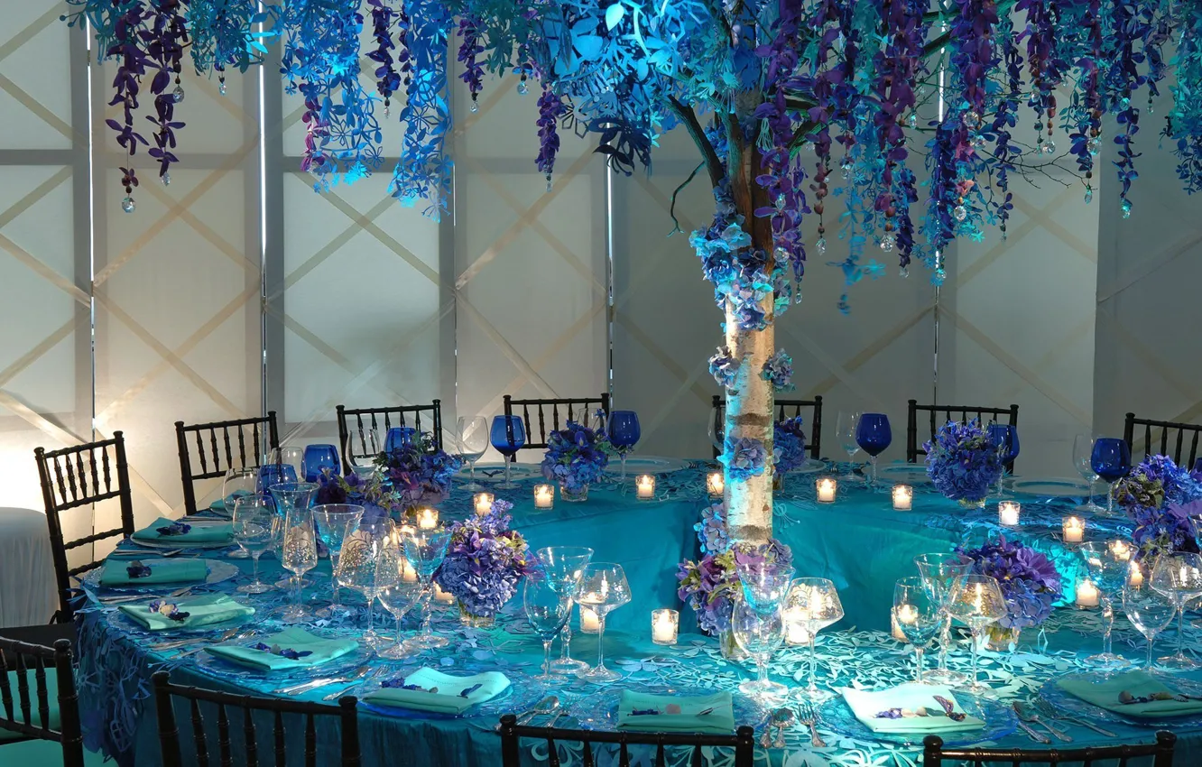 Фото обои цветы, бокалы, посуда, ресторан, столик, сирень, столовые приборы, голубой цвет