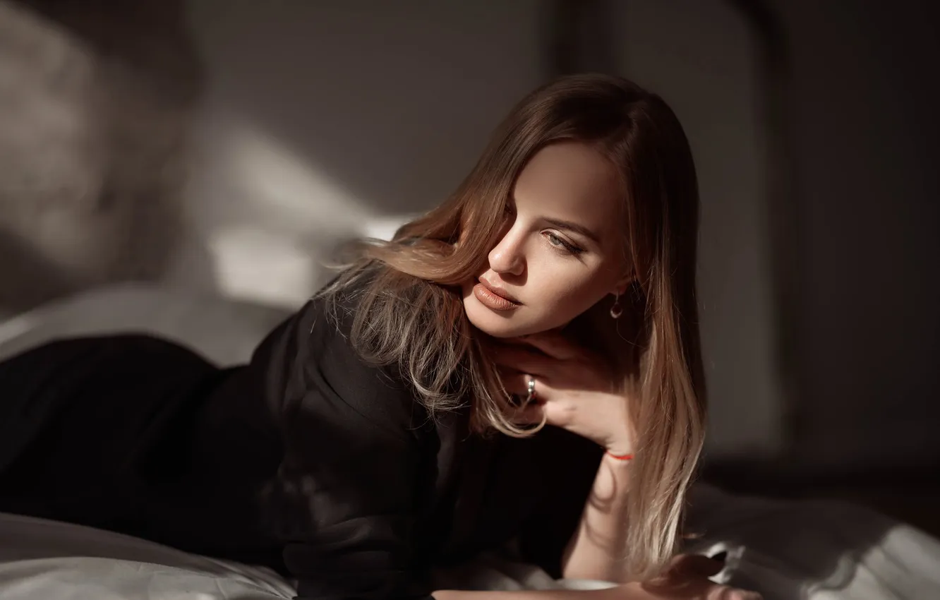 Фото обои девушка, model, blonde, jacket, in bed, black jacket, black pants, black clothing