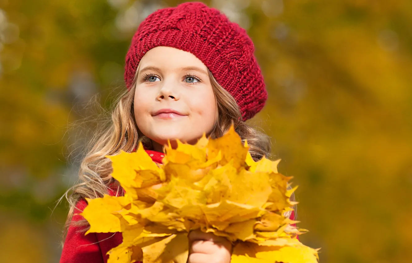 Фото обои осень, взгляд, листья, блондинка, девочка, берет, сероглазая
