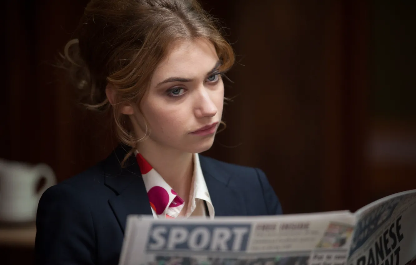 Фото обои фильм, актриса, брюнетка, костюм, Грязь, газета, роль, Imogen Poots