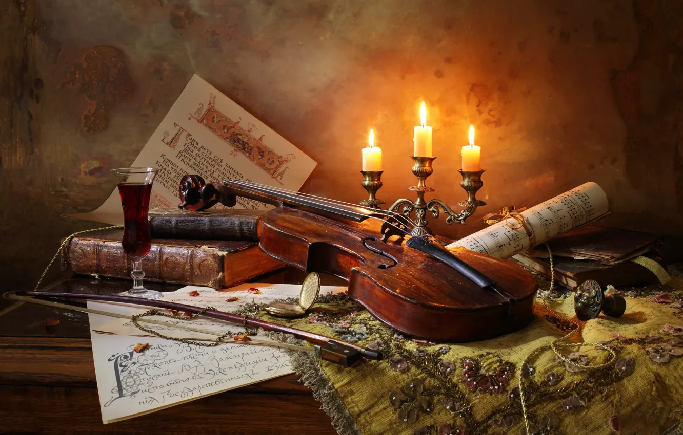 Фото обои ноты, вино, скрипка, книги, свечи, смычок, Натюрморт со скрипкой и свечами