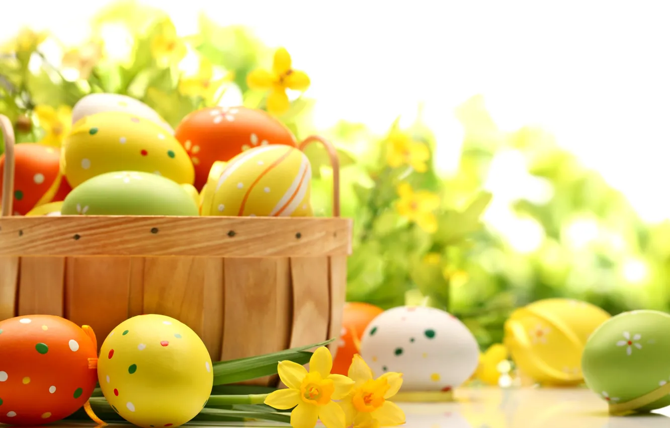 Фото обои цветы, стол, праздник, корзина, яйца, весна, желтые, зеленые
