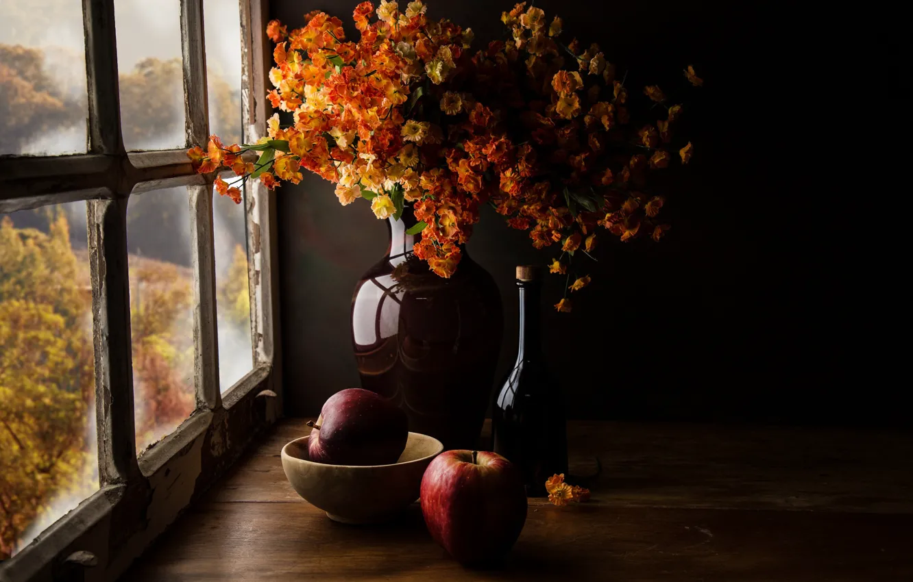 Фото обои осень, стекло, свет, цветы, темный фон, стол, стена, яблоки