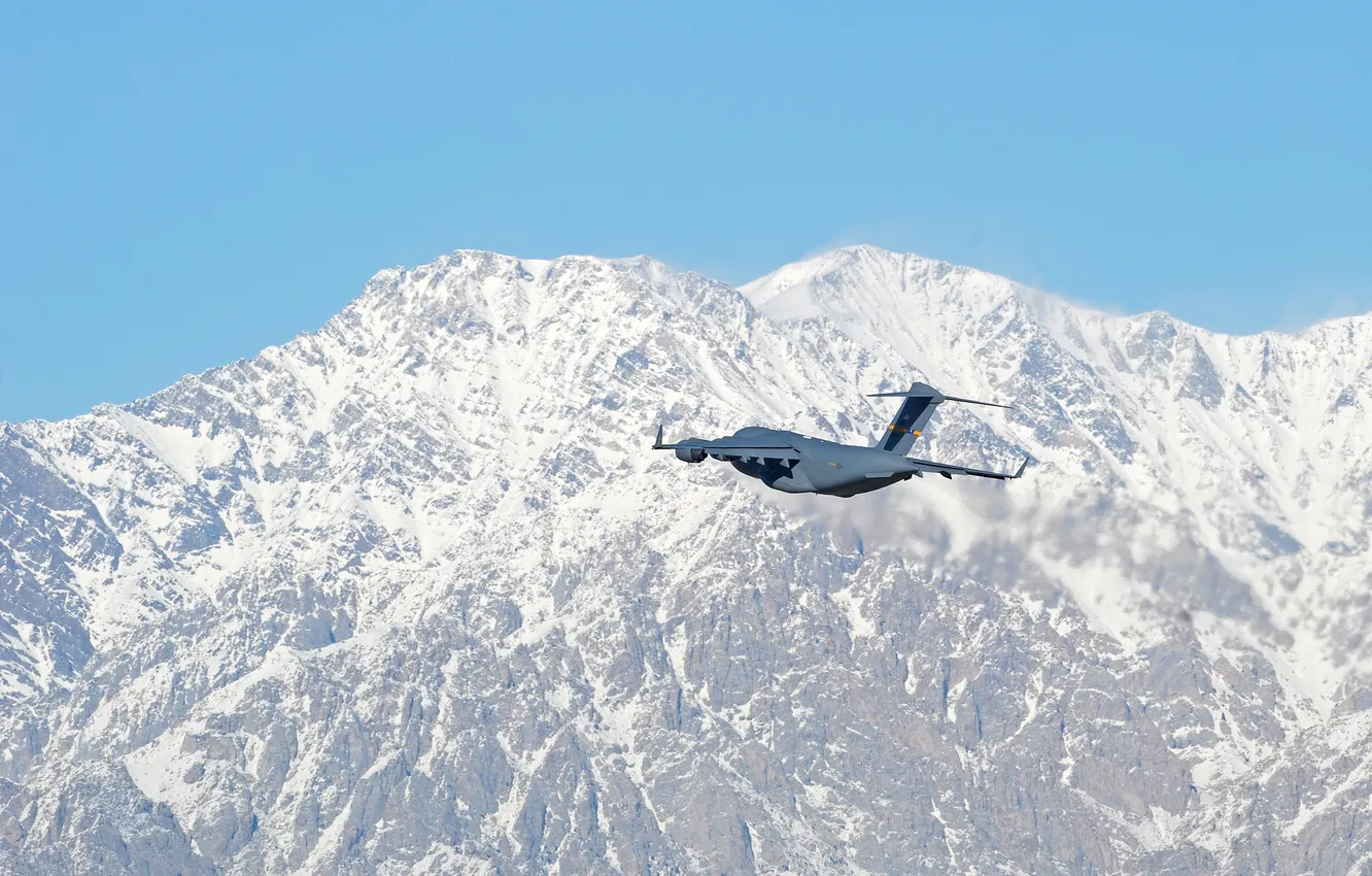 Фото обои полет, горы, самолёт, стратегический, военно-транспортный, C-17, Globemaster III