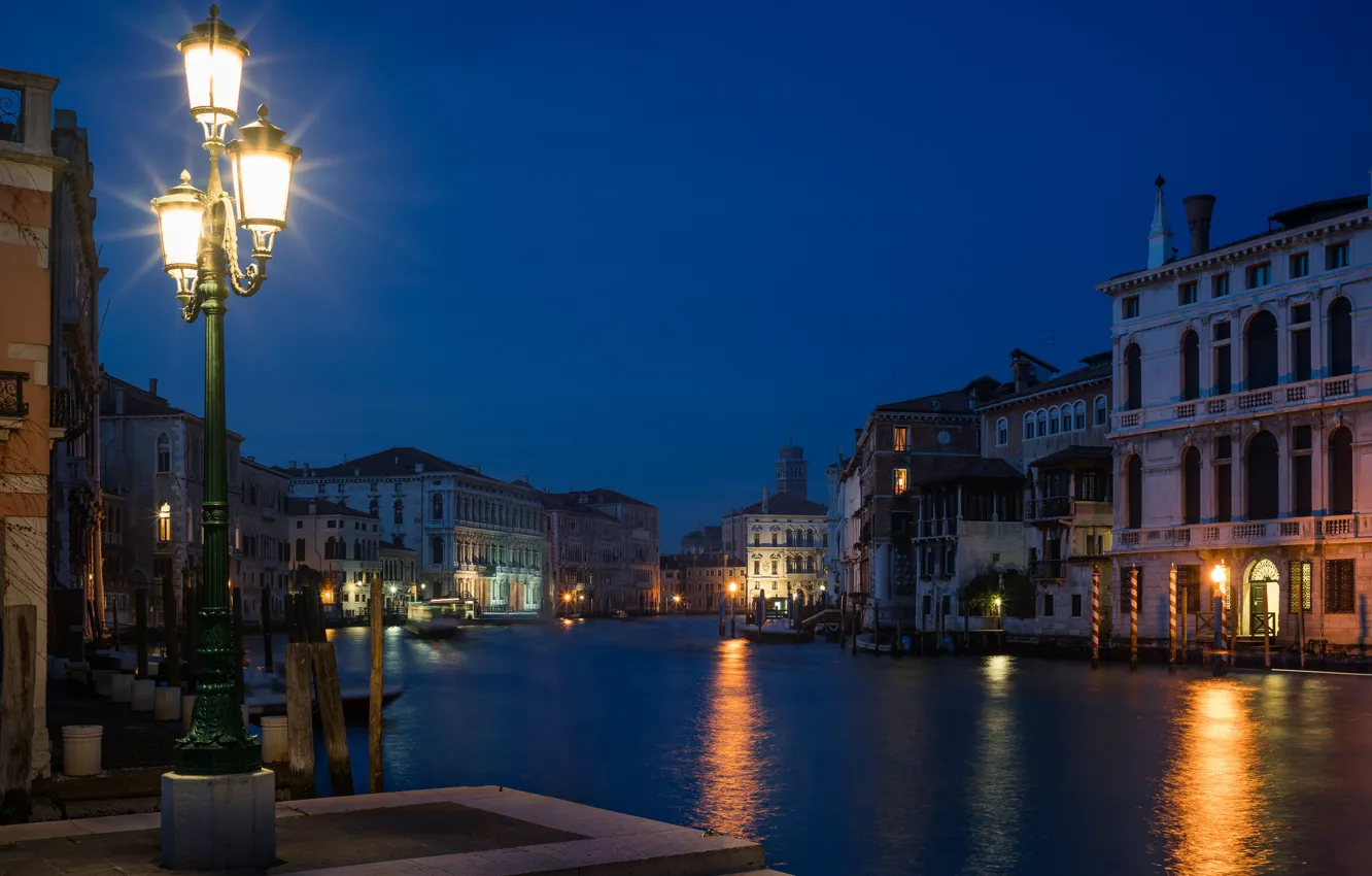 Фото обои ночь, огни, река, дома, фонари, Италия, Венеция, канал