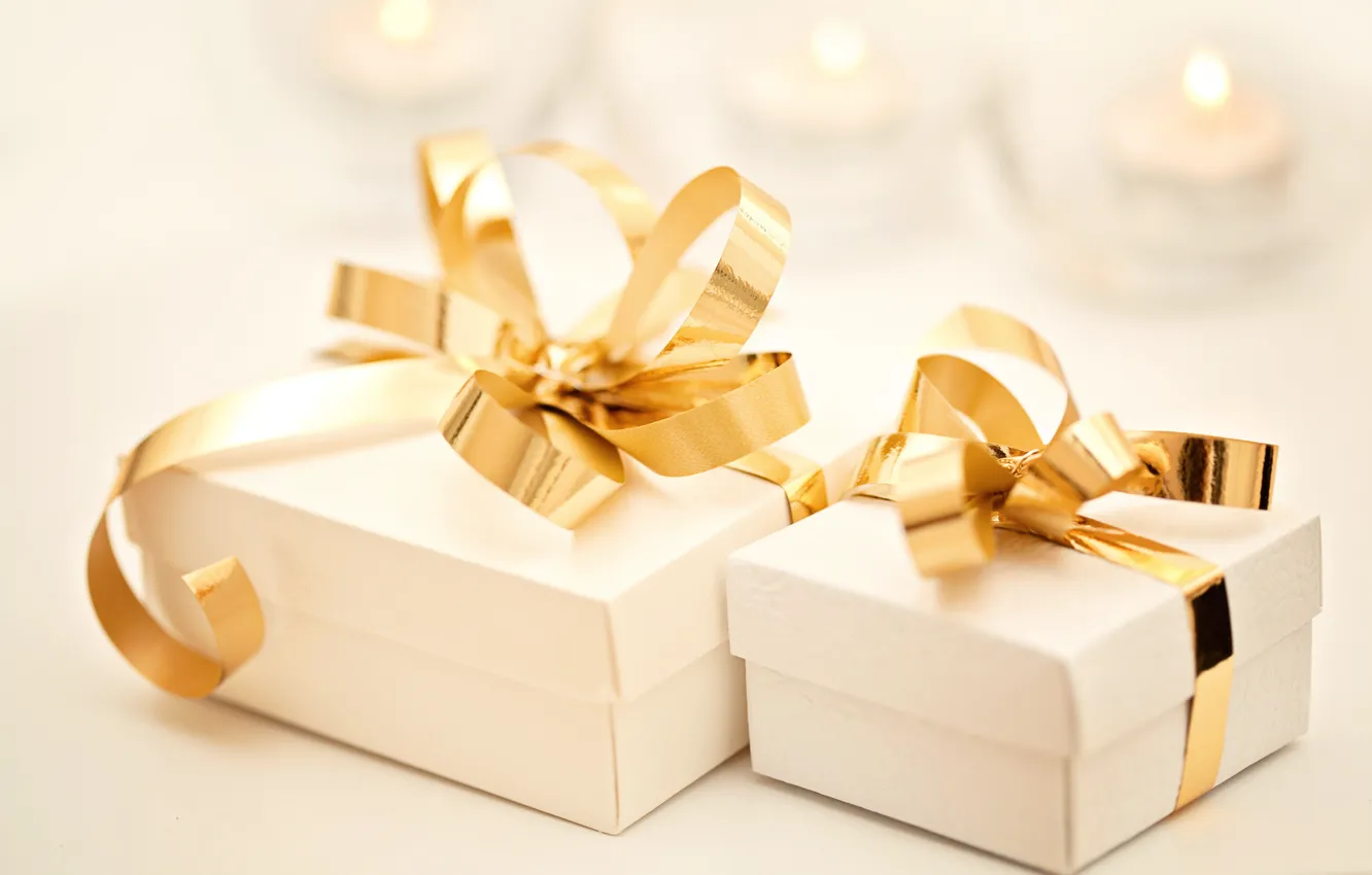 Фото обои ленты, праздник, свечи, подарки, белые, золотые, коробки, коробочки